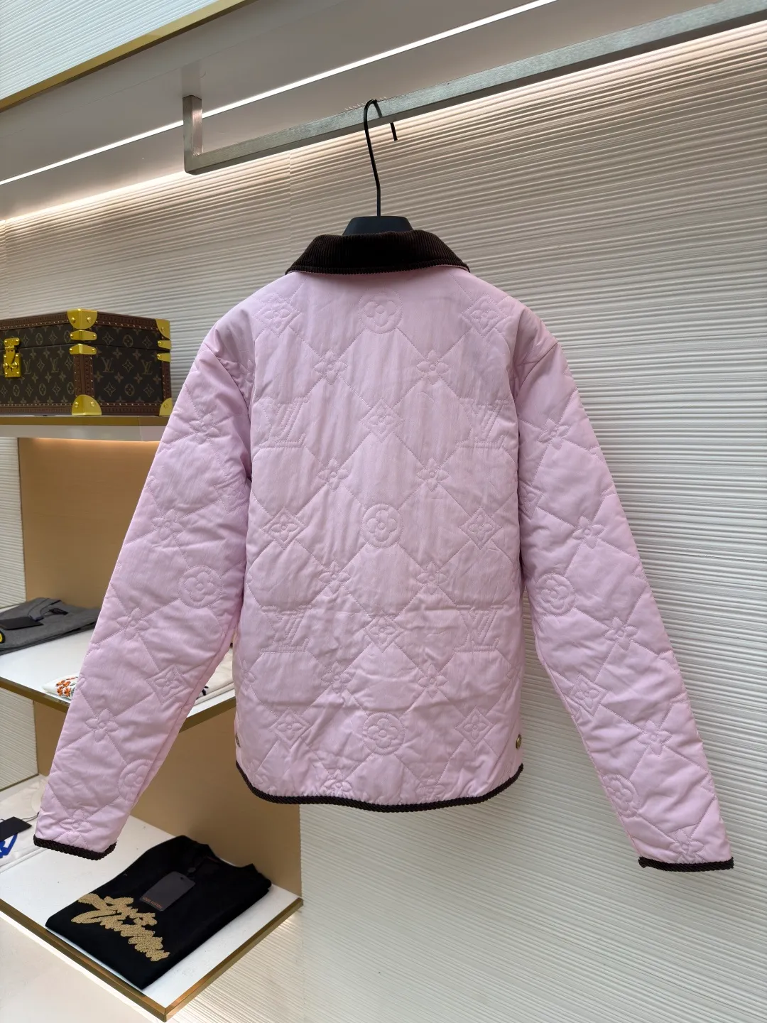 LOUIS VUITTON x Tyler spliced fitted lapel jacket ●Item number: 1681560-B15 ●Material: cotton fabric ●Technology: positioning cutting machine ●Color: light pink ●Version: fitted version ●Weight: about 535 grams ●Size: 44-46-48-50 ●Description: The padded cotton jacket uses a light design to control the changing seasons, showing the bright style of the brand's collaboration with Tyler, full-frame Monogram Cray graphic quilting adds elegance, while contrasting corduroy collar and trim add a preppy feel. Allover embroidered quilting with corduroy collar and trim, snap closure at front, front pockets with velvet trim and snap buttons, lining, and a great upper! The overall wiring is straight and delicate, the fabric is comfortable and soft, and the color is consistent without color difference. It can be matched with the same style to create a fashionable look and control various occasions. Customized accessories, complete with three standards, same style for men and women!
